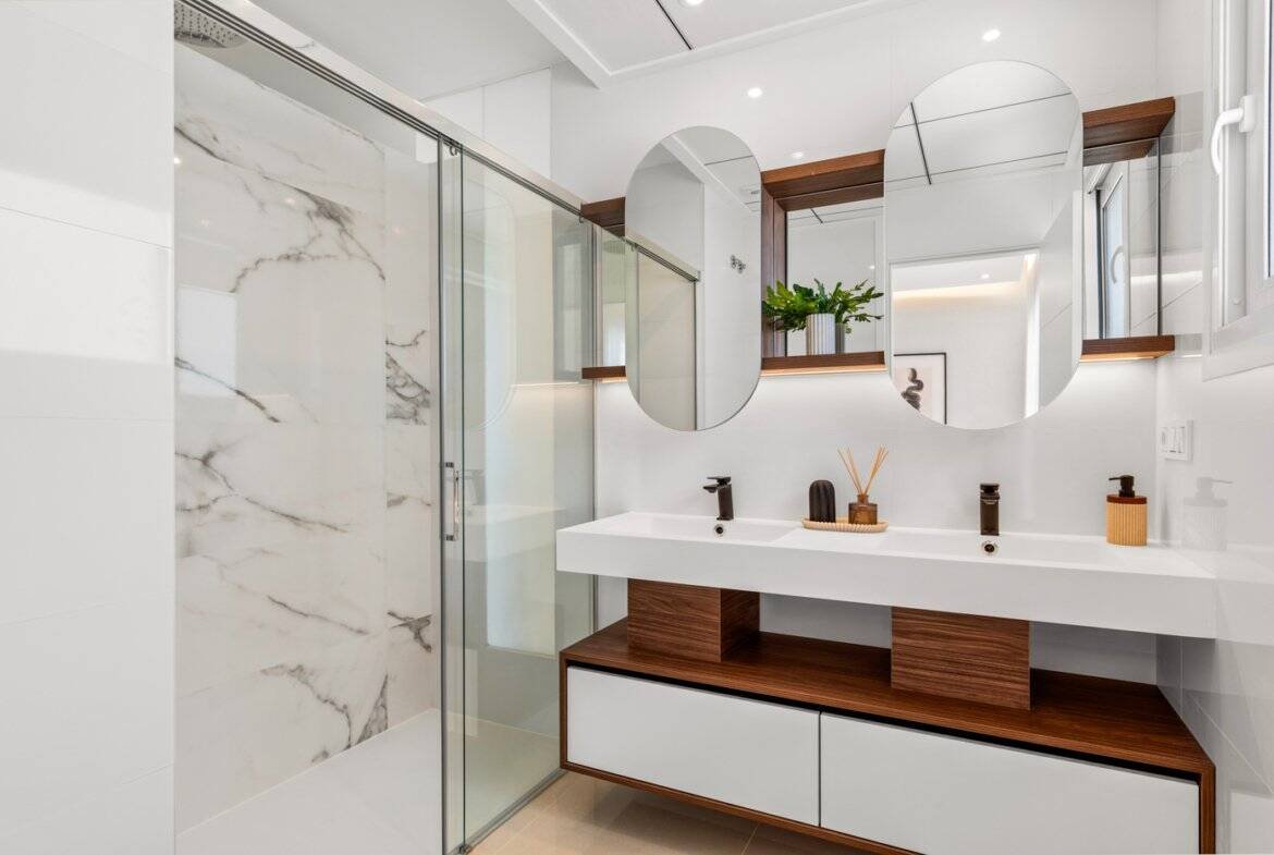 Moderne badkamer in nieuwbouw penthouse met hoogwaardige afwerking in Ciudad Quesada