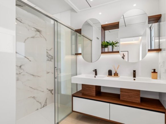 Moderne badkamer in nieuwbouw penthouse met hoogwaardige afwerking in Ciudad Quesada
