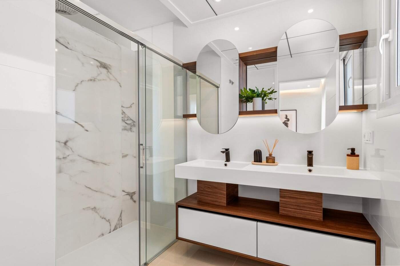Moderne badkamer in nieuwbouw penthouse met hoogwaardige afwerking in Ciudad Quesada