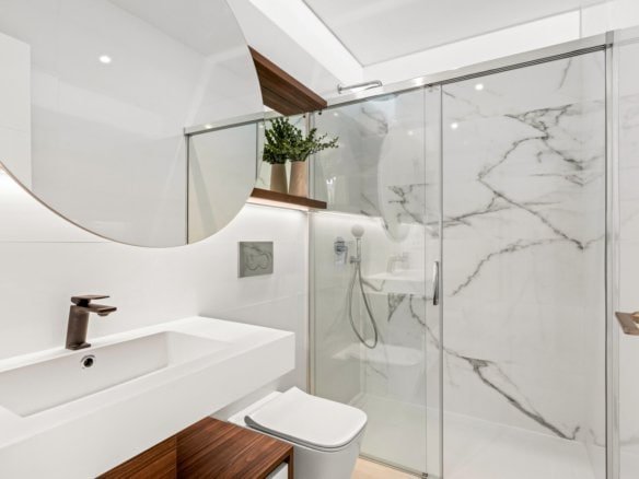 Moderne badkamer in nieuwbouw penthouse met hoogwaardige afwerking in Ciudad Quesada